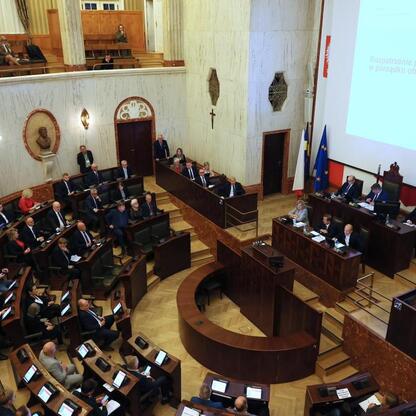 Wizja parlamentu Śląskiego: dyskusja nad zmianami w porządku obrad. (wygenerowano przez AI)