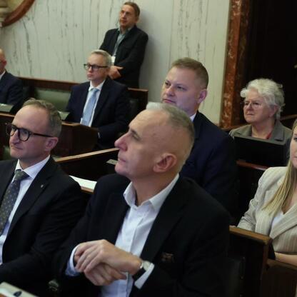 Wizytacja Sejmiku Województwa Śląskiego, gdzie radni omawiają zmiany w budżecie i finansach. (wygenerowano przez AI)