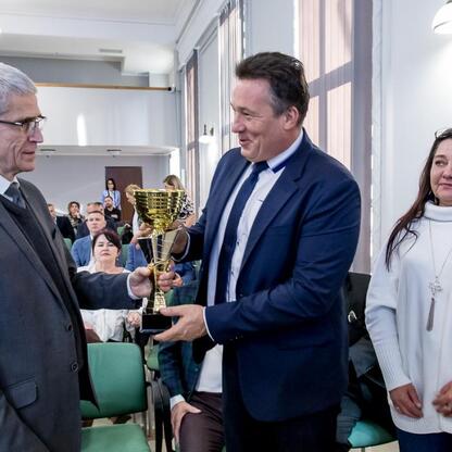 Oficjalna prezentacja nagród dla zwycięzców Marszałkowskiego Pucharu w Urzędzie Marszałkowskim. (wygenerowano przez AI)