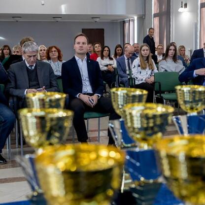 Występy sportowe szkół o Puchar Marszałka Województwa Śląskiego, nagrody wręczone w konferencyjnym sali. (wygenerowano przez AI)
