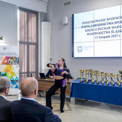 Zakończenie Silesia Sportu szkolnego, gdzie ogłoszono zwycięzców Pucharu Marszałka. (wygenerowano przez AI)