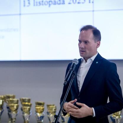 Podium z nagrodami, prezentacja Pucharu Marszałka Województwa Śląskiego. (wygenerowano przez AI)