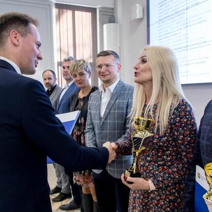 Wernisaż nagród dla zwycięzców Marszałek Cup w Urzędzie Marszałkowskim. (wygenerowano przez AI)
