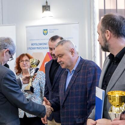 Wernisaż Pucharu Marszałka Województwa Śląskiego w Urzędzie Marszałkowskim. (wygenerowano przez AI)