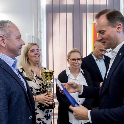 Oficjalna prezentacja nagród dla zwycięzców Urzędu Marszałkowskiego Śląskiego. (wygenerowano przez AI)
