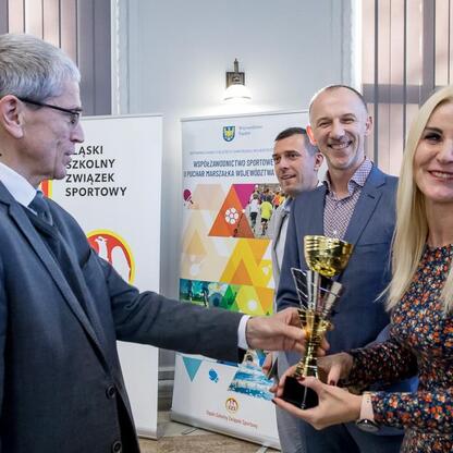 Wyróżnienie zwycięzców sportowych szkół w Silesia Voivodeship Marshal's Office. (wygenerowano przez AI)