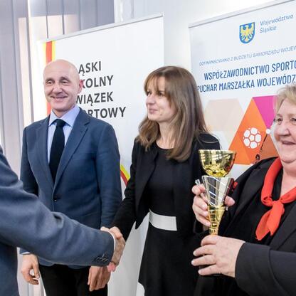 Zwycięzcy Silesia Voivodeship Marshal's Cup uznawani w Urzędzie Marszałkowskim. (wygenerowano przez AI)
