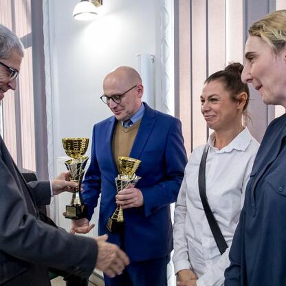 Przedstawiciele Sejmiku Województwa Śląskiego wręczają nagrody zwycięzcom konkursu Marshal's Cup w Urzędzie Marszałkowskim. (wygenerowano przez AI)
