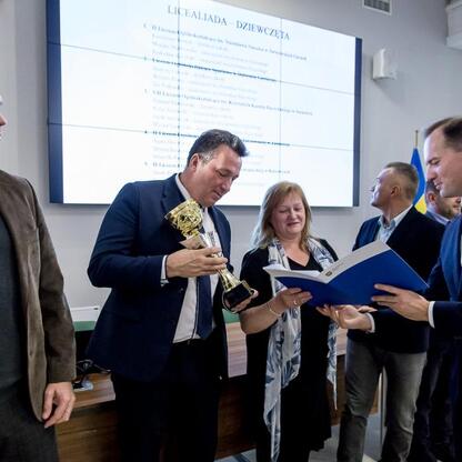 Oficjalna ceremonia wręczenia nagród za sportowe sukcesy szkół województwa śląskiego. (wygenerowano przez AI)