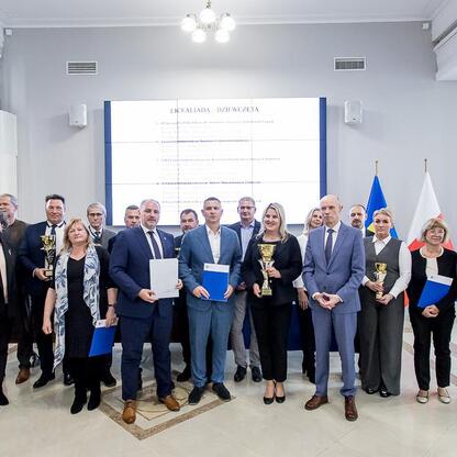 Zwycięzcy sportowego turnieju szkół z Silesia wyróżnieni w Urzędzie Marszałkowskim. (wygenerowano przez AI)