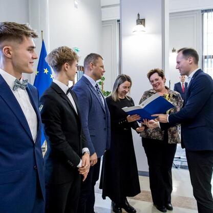 Wyróżnienie zwycięzców w konkursie Marshal's Cup w Urzędzie Marszałkowskim w Śląskie Voivodeship. (wygenerowano przez AI)