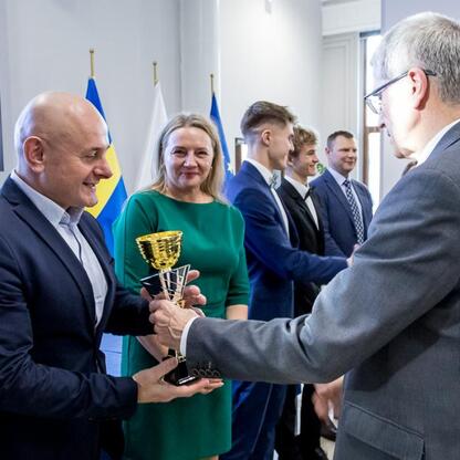 Formalne wręczenie nagród w Urzędzie Marszałkowskim Śląskiego Voivodztwa. (wygenerowano przez AI)