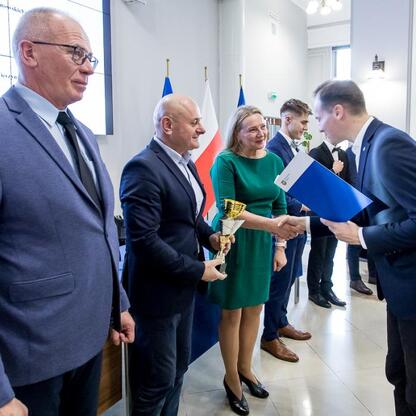 Wyróżnienie zwycięzców sportowych szkół w Śląskim Voivodztwie. (wygenerowano przez AI)