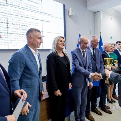 Formalne uroczyste wręczenie nagród w Urzędzie Marszałkowskim Śląskiego Voivodztwa. (wygenerowano przez AI)