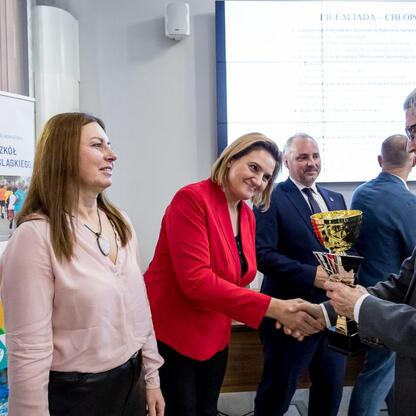 Formalna ceremonia wręczenia nagród w Urzędzie Marszałkowskim Śląskiego Voivodztwa. (wygenerowano przez AI)