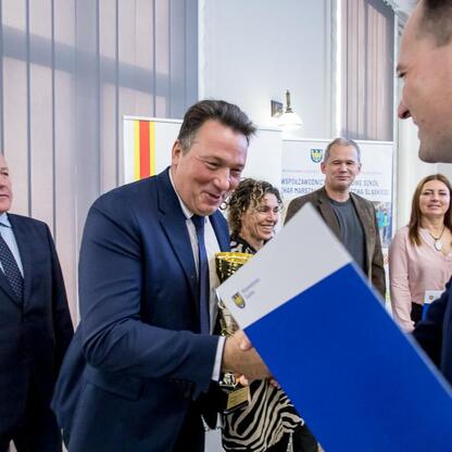 Oficjalna prezentacja nagród dla zwycięzców Pucharu Marszałka Województwa Śląskiego w Urzędzie Marszałkowskim. (wygenerowano przez AI)