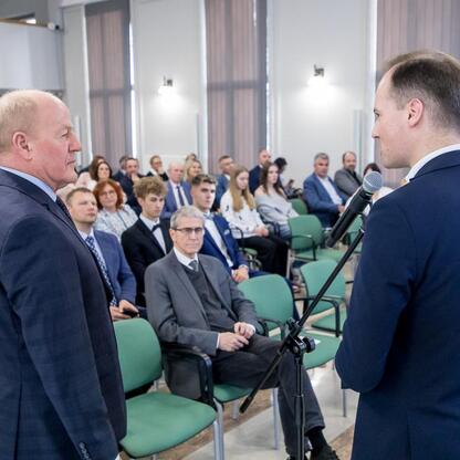Formalne spotkanie w Urzędzie Marszałkowskim, nagrody dla zwycięzców sportowych szkół w Silesia. (wygenerowano przez AI)