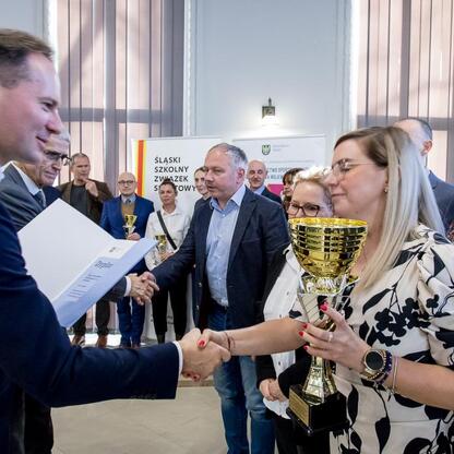 Wernisaż zwycięzców wojewódzkich zawodów sportowych w Urzędzie Marszałkowskim. (wygenerowano przez AI)
