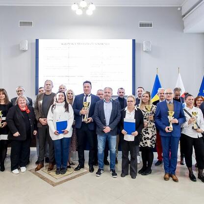 Zwycięzcy sportowego turnieju szkół o Puchar Marszałka Województwa Śląskiego w Urzędzie Marszałkowskim. (wygenerowano przez AI)