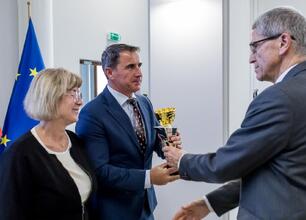 Zwycięzcy sportowego turnieju o Puchar Marszałka Województwa Śląskiego otrzymują nagrody w Urzędzie Marszałkowskim. (wygenerowano przez AI)