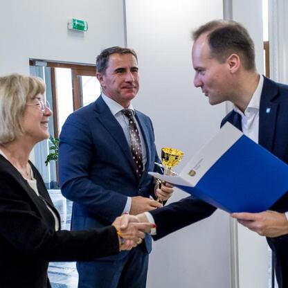 Wernisaż w Urzędzie Marszałkowskim, gdzie radni Sejmiku Śląskiego wręczają nagrody zwycięzcom sportowych zawodów. (wygenerowano przez AI)