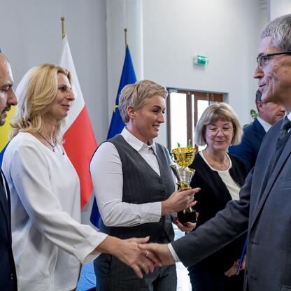 Formalne uroczyste wręczenie nagród w Urzędzie Marszałkowskim Śląskiego Voivodztwa. (wygenerowano przez AI)
