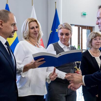 Formalne uroczyste wręczenie nagród w Urzędzie Marszałkowskim Śląskiego. (wygenerowano przez AI)