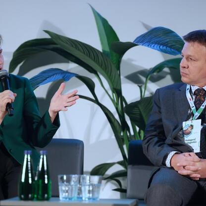 Panel dyskusyjny na II Śląskim Forum Sprawiedliwej Transformacji w Muzeum Śląskim, gdzie przedstawiciele dyskutują o przyszłości regionu po 2027 roku. (wygenerowano przez AI)