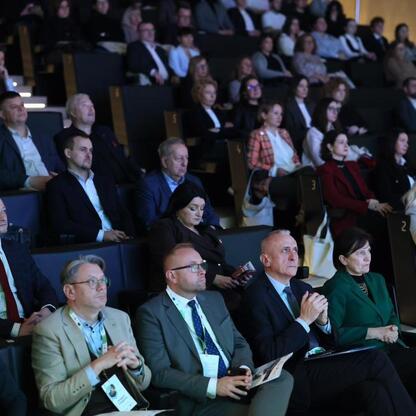 Wicemarszałek Leszek Pietraszek prowadzi forum o przyszłości regionów górniczych po 2027 roku. (wygenerowano przez AI)