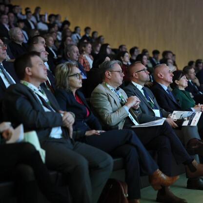 Wicemarszałek Leszek Pietraszek przewodniczy II Śląskiemu Forum Sprawiedliwej Transformacji. (wygenerowano przez AI)