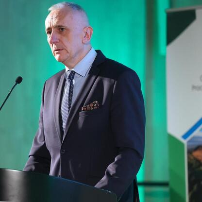 Wicemarszałek Leszek Pietraszek przemawia na II Śląskim Forum Sprawiedliwej Transformacji w Silesian Museum. (wygenerowano przez AI)