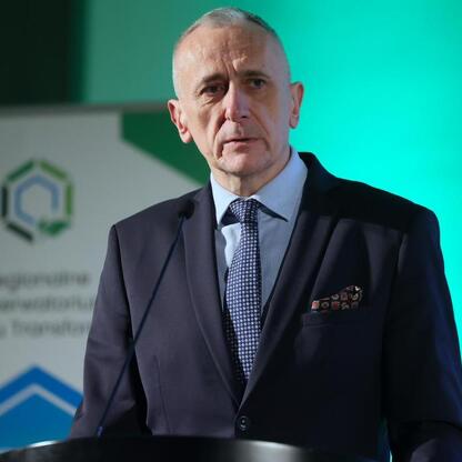 Wicemarszałek Leszek Pietraszek przemawia na podium podczas II Śląskiego Forum Sprawiedliwej Transformacji w Muzeum Śląskim. (wygenerowano przez AI)