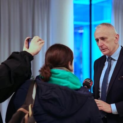 Wicemarszałek Leszek Pietraszek w trakcie debaty na II Śląskim Forum Sprawiedliwej Transformacji. (wygenerowano przez AI)