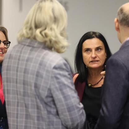 II Śląskie Forum Sprawiedliwej Transformacji, uczestnicy dyskutują o przyszłości regionu. (wygenerowano przez AI)