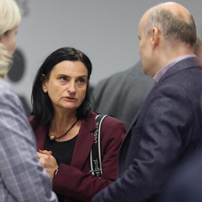 II Śląskie Forum Sprawiedliwej Transformacji, uczestnicy dyskutują o przyszłości regionu. (wygenerowano przez AI)