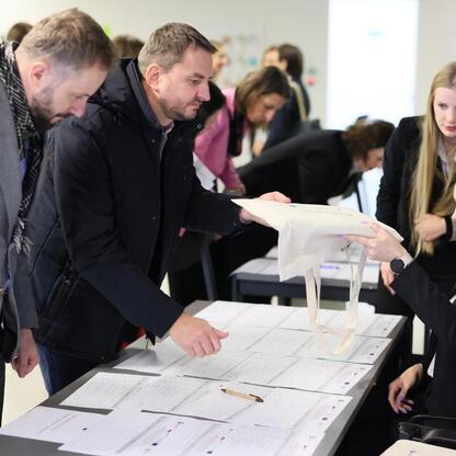Grupa dyskusyjna na konferencji w Muzeum Śląskim, omawiając przyszłość regionów górniczych po 2027 roku. (wygenerowano przez AI)