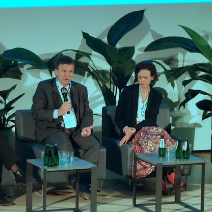 Panel dyskusyjny na II Śląskim Forum Sprawiedliwej Transformacji w Muzeum Śląskim. (wygenerowano przez AI)
