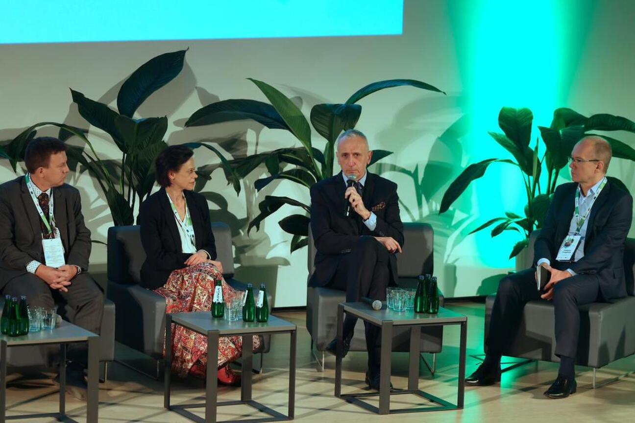 Panel dyskusyjny na II Śląskim Forum Sprawiedliwej Transformacji, odbywający się w Muzeum Śląskim. Uczestnicy dyskutują o przyszłości regionów górniczych po 2027 roku. (wygenerowano przez AI)