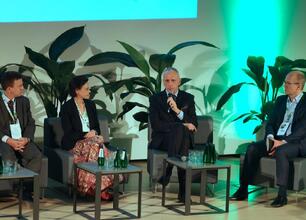 Panel dyskusyjny na II Śląskim Forum Sprawiedliwej Transformacji, odbywający się w Muzeum Śląskim. Uczestnicy dyskutują o przyszłości regionów górniczych po 2027 roku. (wygenerowano przez AI)