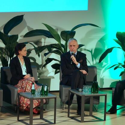 Wicemarszałek Leszek Pietraszek prowadzi panel dyskusyjny na II Śląskim Forum Sprawiedliwej Transformacji w Muzeum Śląskim. (wygenerowano przez AI)
