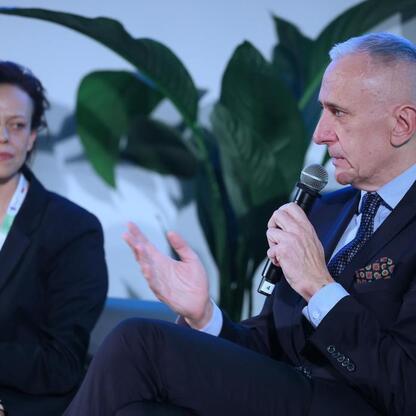 Leszek Pietraszek, Wicemarszałek Województwa Śląskiego, prowadzi dyskusję podczas II Śląskiego Forum Sprawiedliwej Transformacji. (wygenerowano przez AI)