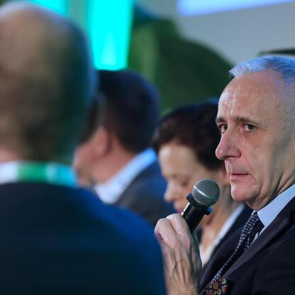 Wicemarszałek Leszek Pietraszek prowadzi dyskusję na II Śląskim Forum Sprawiedliwej Transformacji. (wygenerowano przez AI)