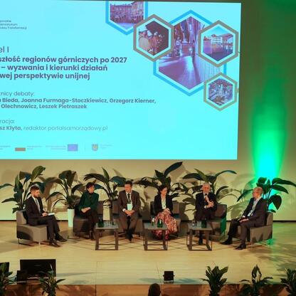 Panel dyskusyjny na II Śląskim Forum Sprawiedliwej Transformacji w Muzeum Śląskim. (wygenerowano przez AI)