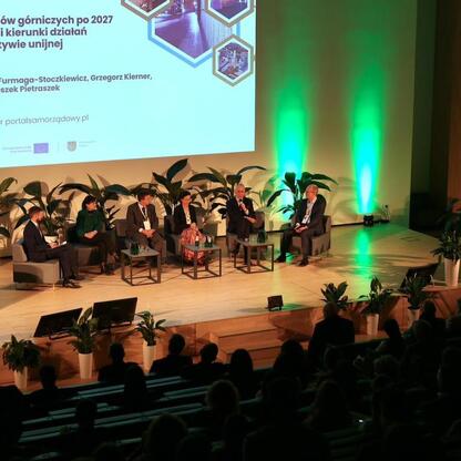 Panel dyskusyjny na II Śląskim Forum Sprawiedliwej Transformacji w Muzeum Śląskim. (wygenerowano przez AI)