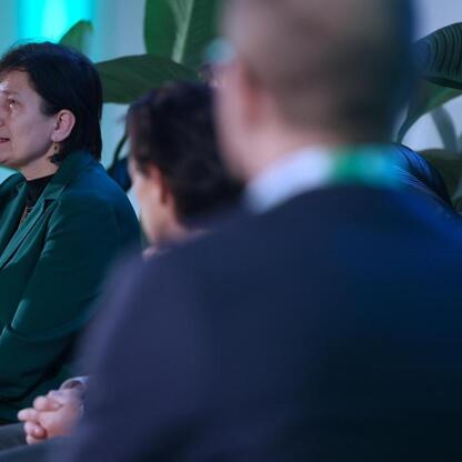 Panel dyskusyjny na II Śląskim Forum Sprawiedliwej Transformacji w Muzeum Śląskim, gdzie przedstawiciele regionu omawiają przyszłość górniczych obszarów. (wygenerowano przez AI)