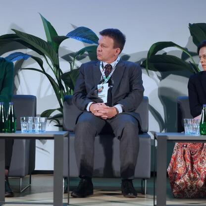 Panel dyskusyjny na II Śląskim Forum Sprawiedliwej Transformacji w Muzeum Śląskim, gdzie trwa debata o przyszłości regionu po 2027 roku. (wygenerowano przez AI)