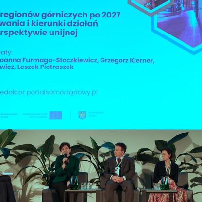 Panel dyskusyjny na II Śląskim Forum Sprawiedliwej Transformacji, odbywający się w Muzeum Śląskim. Uczestnicy dyskutują o przyszłości regionów górniczych po 2027 roku. (wygenerowano przez AI)