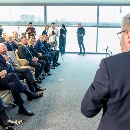 Wicemarszałek Leszek Pietraszek przemawia na konferencji w Katowicach, dotyczącej przejęcia kontrolnej większości w Katowice Airport przez Województwo Śląskie. (wygenerowano przez AI)