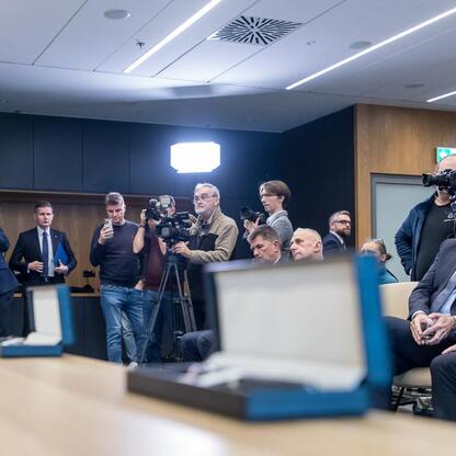 Marszałek Wojciech Saługa i wicemarszałek Leszek Pietraszek prowadzą rozmowy w konferencji o przejęciu kontrolnej części akcji GTL przez Województwo Śląskie i Katowice. (wygenerowano przez AI)