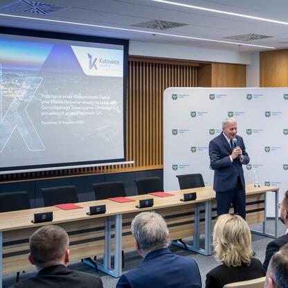 Marszałek Wojciech Saługa prowadzi prezentację o przejęciu Katowice Airport przez Województwo Śląskie. (wygenerowano przez AI)